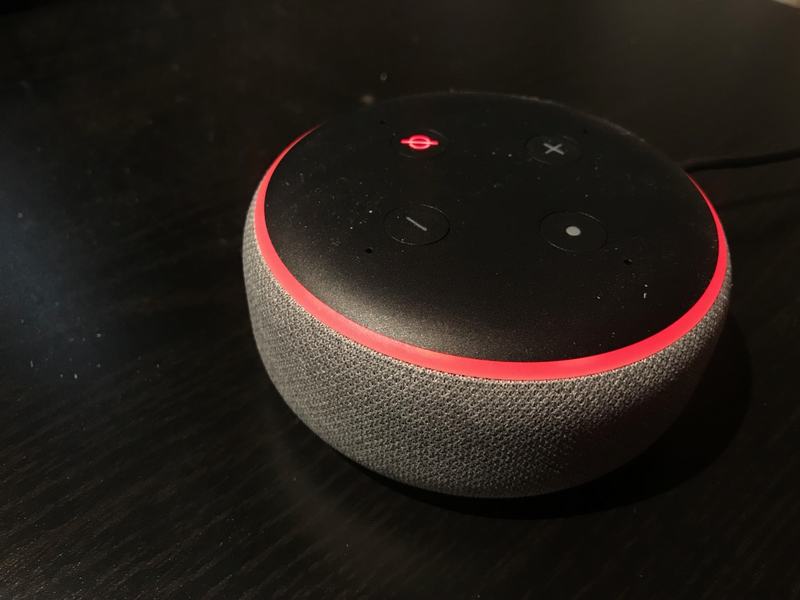 Un echo dot micro éteint