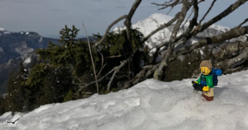 Un LEGO en Charteuse sur les pistes